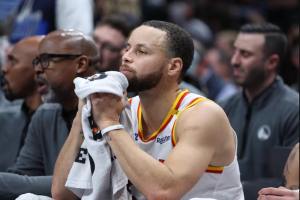 Read more about the article Stephen Curry fica de fora contra os Bucks após cansaço em derrota para os Nuggets