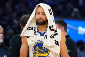 Read more about the article Stephen Curry sofre lesão, mas Warriors trazem boas notícias