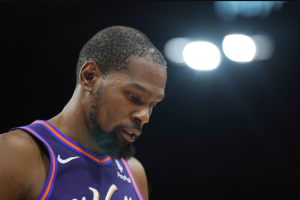Leia mais sobre o artigo Kevin Durant está aberto a renovar com o Phoenix Suns em meio a rumores de troca na NBA