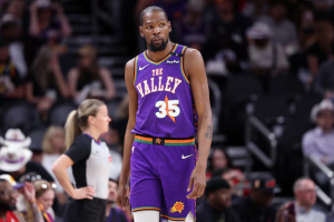 Read more about the article Kevin Durant pode ser trocado na NBA? Knicks, Warriors e outros times demonstraram interesse, diz Shams Charania