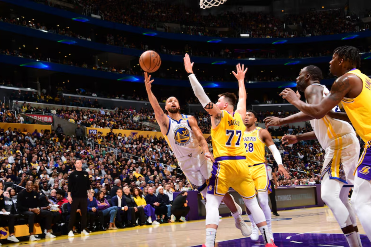 No momento, você está visualizando Stephen Curry brilha, supera LeBron e Luka, e Warriors vencem os Lakers em duelo épico