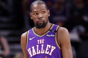 Leia mais sobre o artigo Kevin Durant deve ser trocado pelos Suns após demissão de Budenholzer, diz ESPN