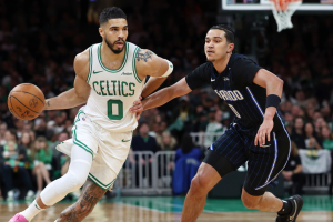 Read more about the article Celtics vencem o Jogo 1 contra o Magic, mas Jayson Tatum preocupa com lesão no punho