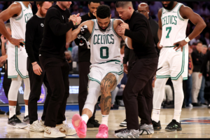 Read more about the article Jayson Tatum rompe tendão de Aquiles e pode perder toda a temporada 2025-26 da NBA