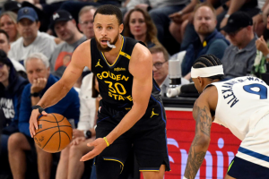 Leia mais sobre o artigo Stephen Curry desfalca os Warriors por pelo menos uma semana com lesão na coxa