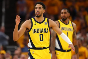 Read more about the article Pai de Tyrese Haliburton volta ao Jogo 4 entre Knicks e Pacers após polêmica com Giannis
