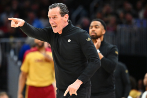 Read more about the article Kenny Atkinson é eleito Técnico do Ano da NBA após levar os Cavs ao topo do Leste
