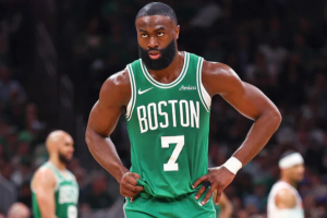 Read more about the article Jaylen Brown passa por cirurgia no joelho e deve estar 100% para o training camp do Boston Celtics