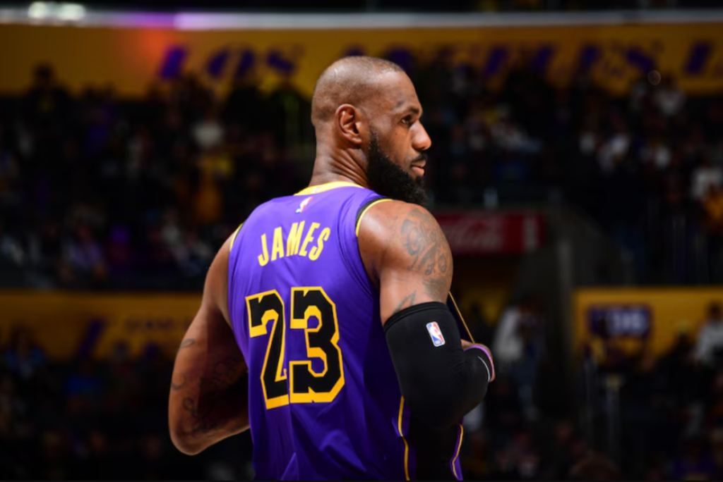 Read more about the article LeBron James segue nos Lakers em 2025 ao ativar cláusula de US$ 52,6 milhões