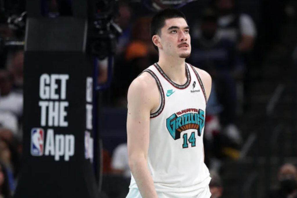 Read more about the article Zach Edey vai passar por cirurgia no tornozelo e deve perder início da temporada 2025-26 da NBA, diz jornalista